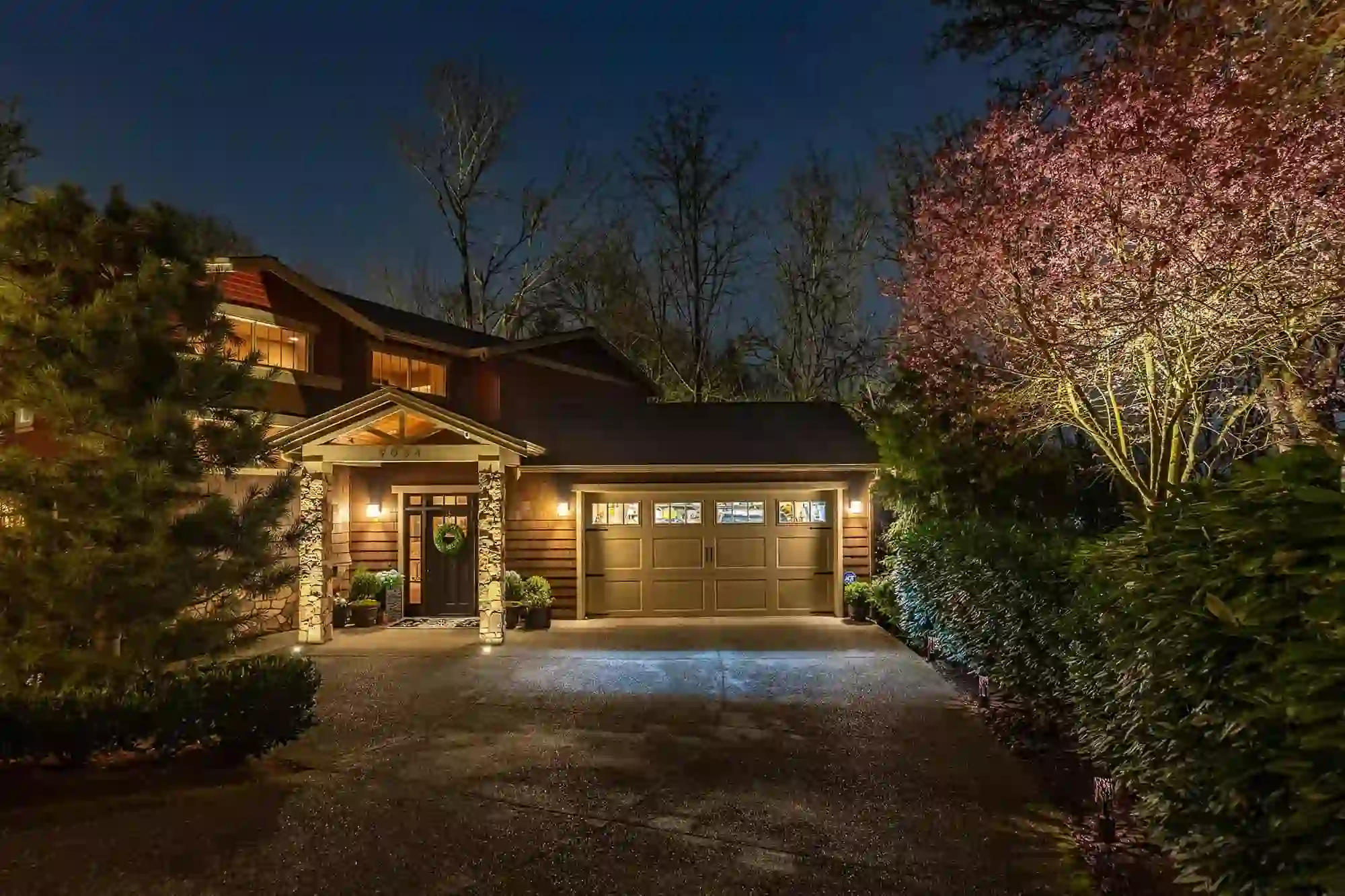 Brighten your driveway with modern entrance lighting ideas