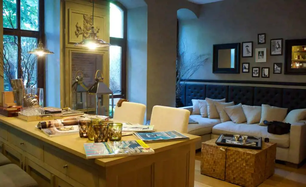 Home furnishing guide showing stylish interior with modern décor and furniture tips.
