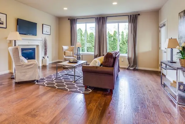 Solid-hardwood-flooring-in-a-bright-modern-living-room